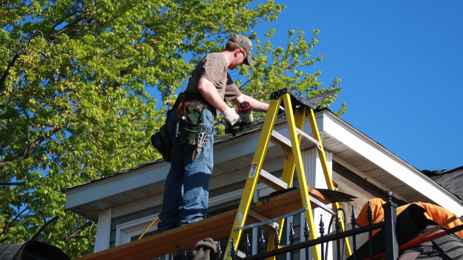 Worker doing roof repair