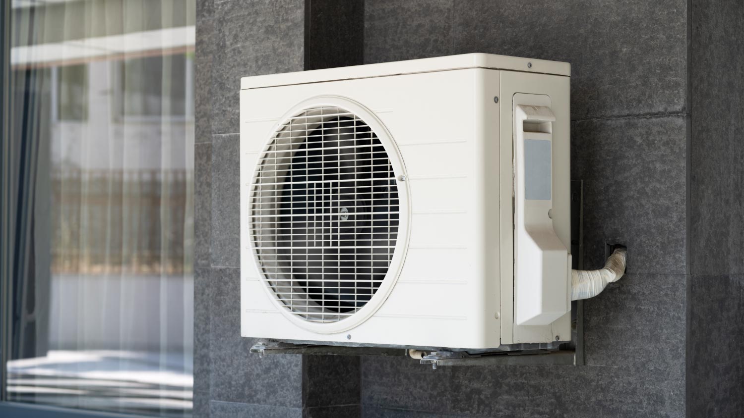  An air conditioner and heat pump