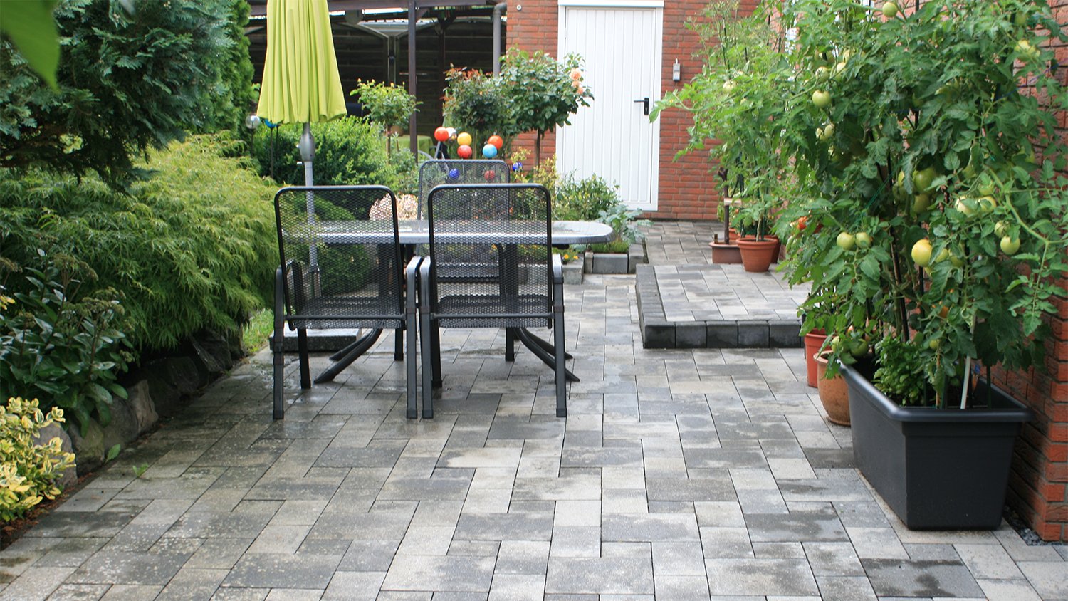 backyard garden with pinwheel bond paver 