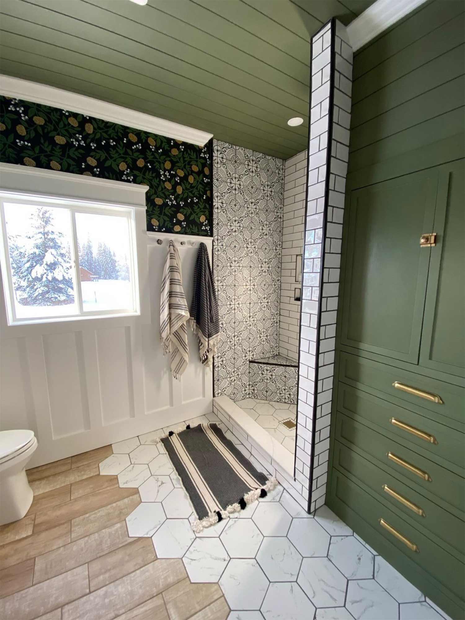 Bathroom green wood details tiles