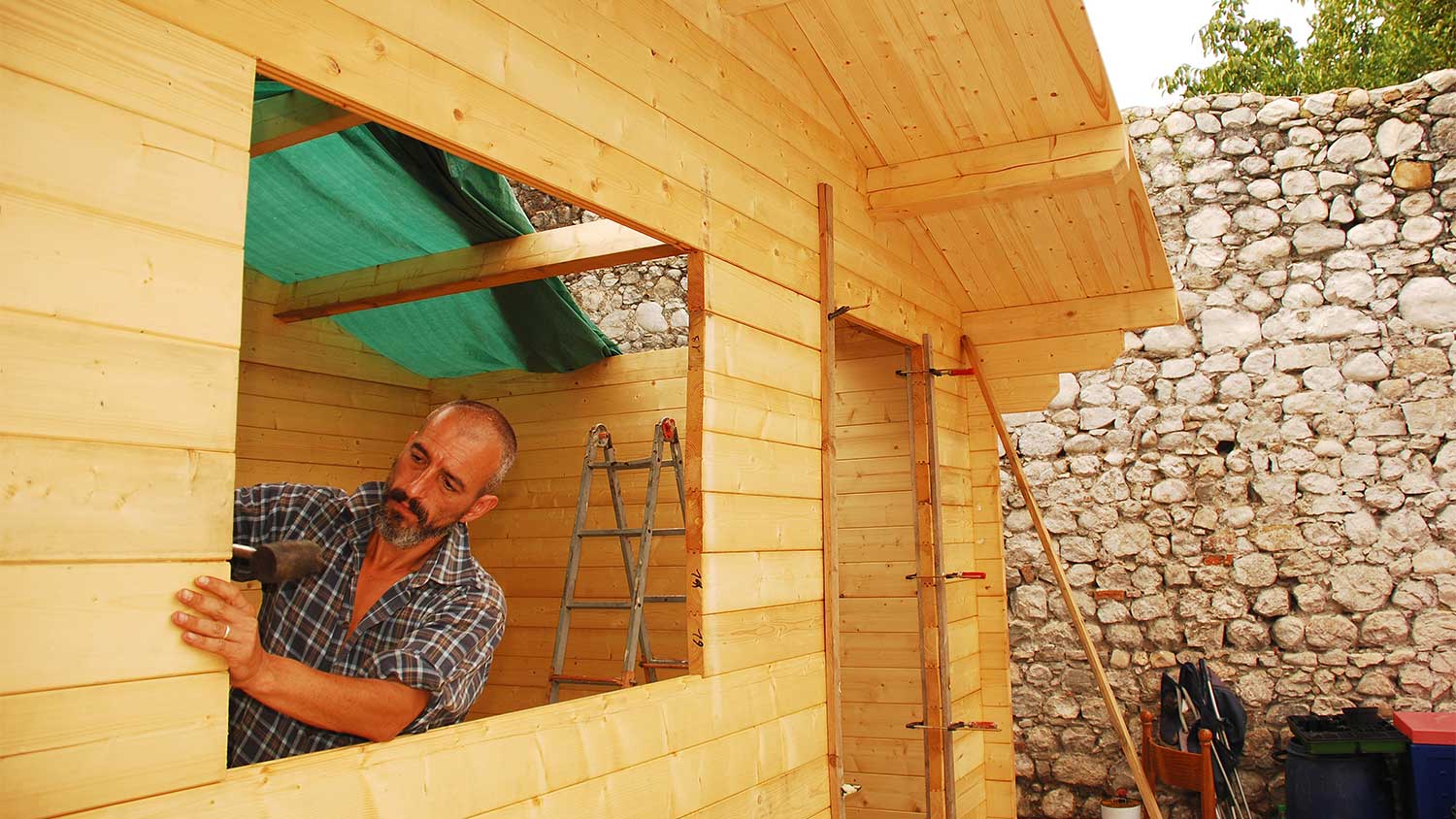 Carpenter building new shed in the backyard