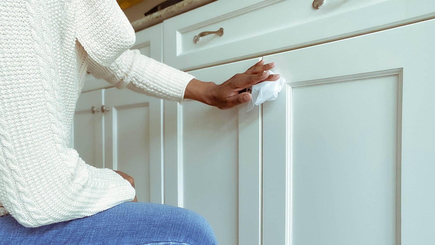 Cleaning white kitchen cabinet