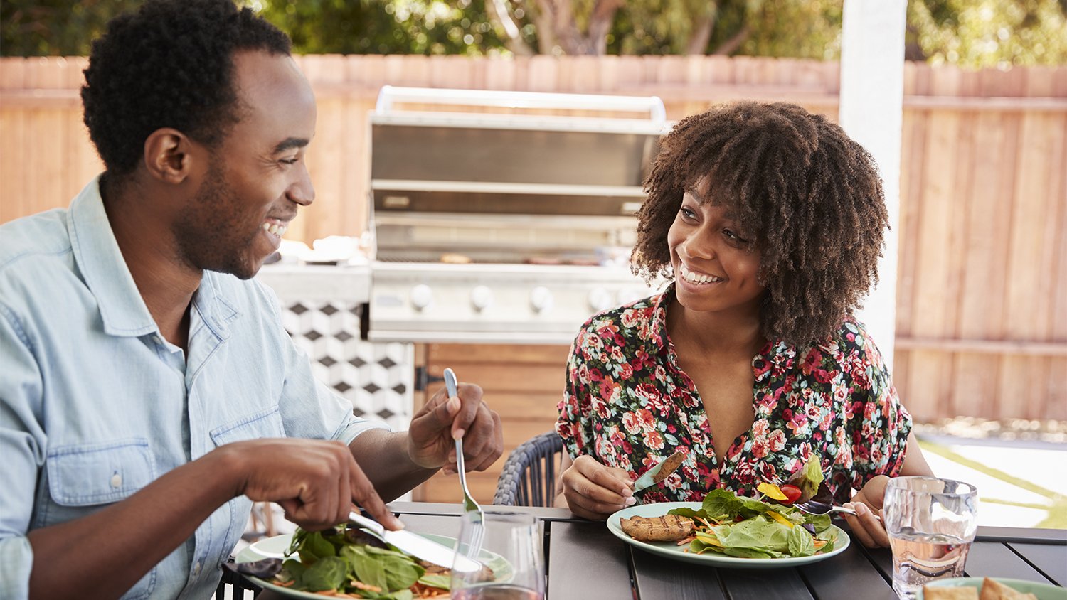 couple eating lunch outside in the yard
