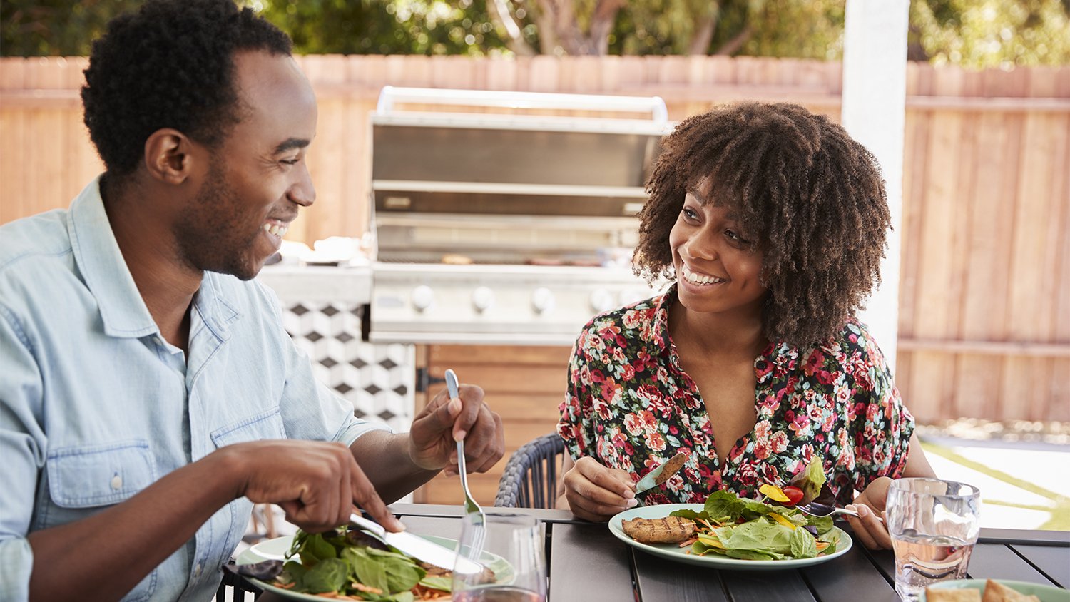 couple eating lunch outside in the yard   