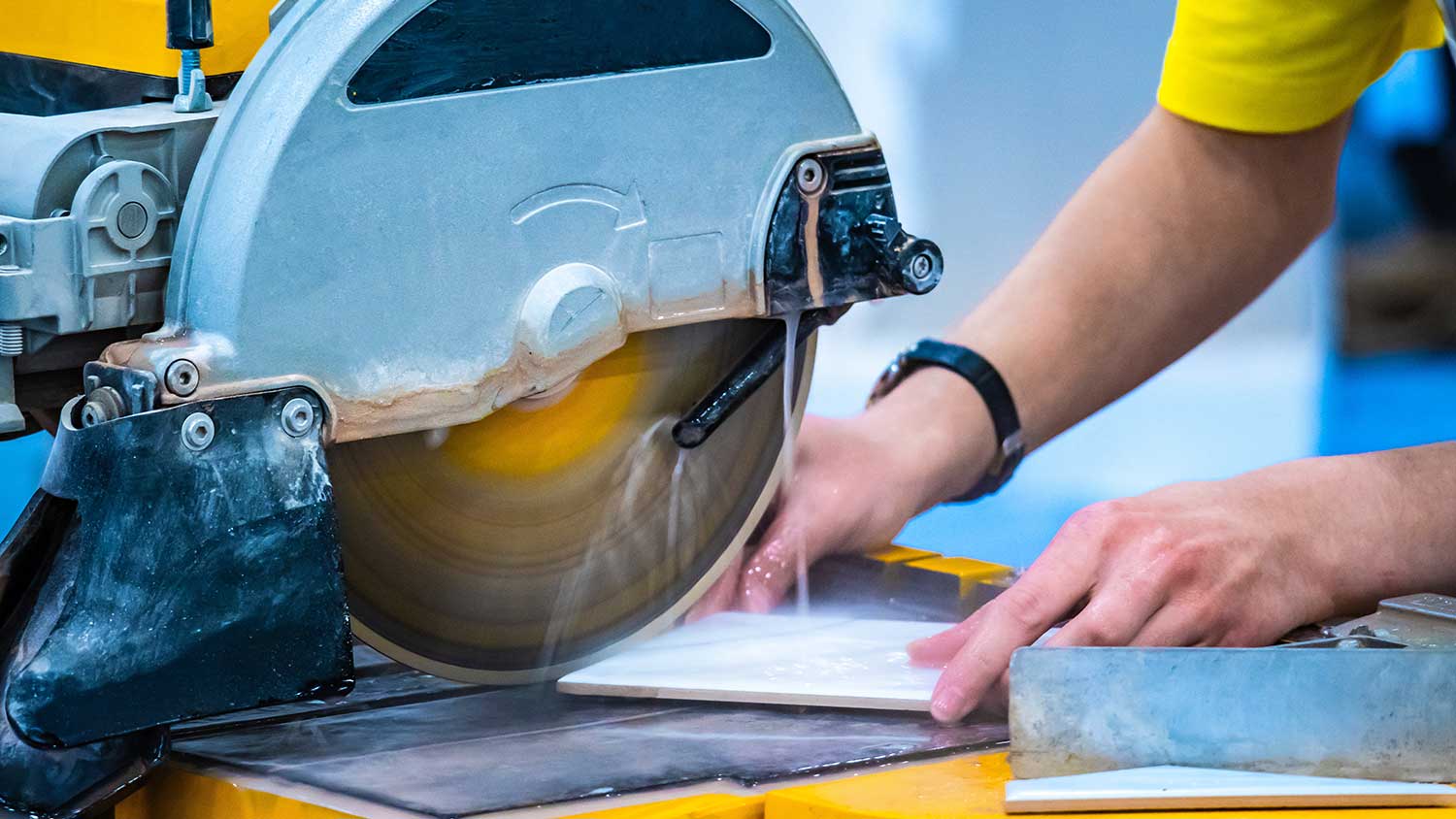 Using wet tile saw to cut ceramic tiles