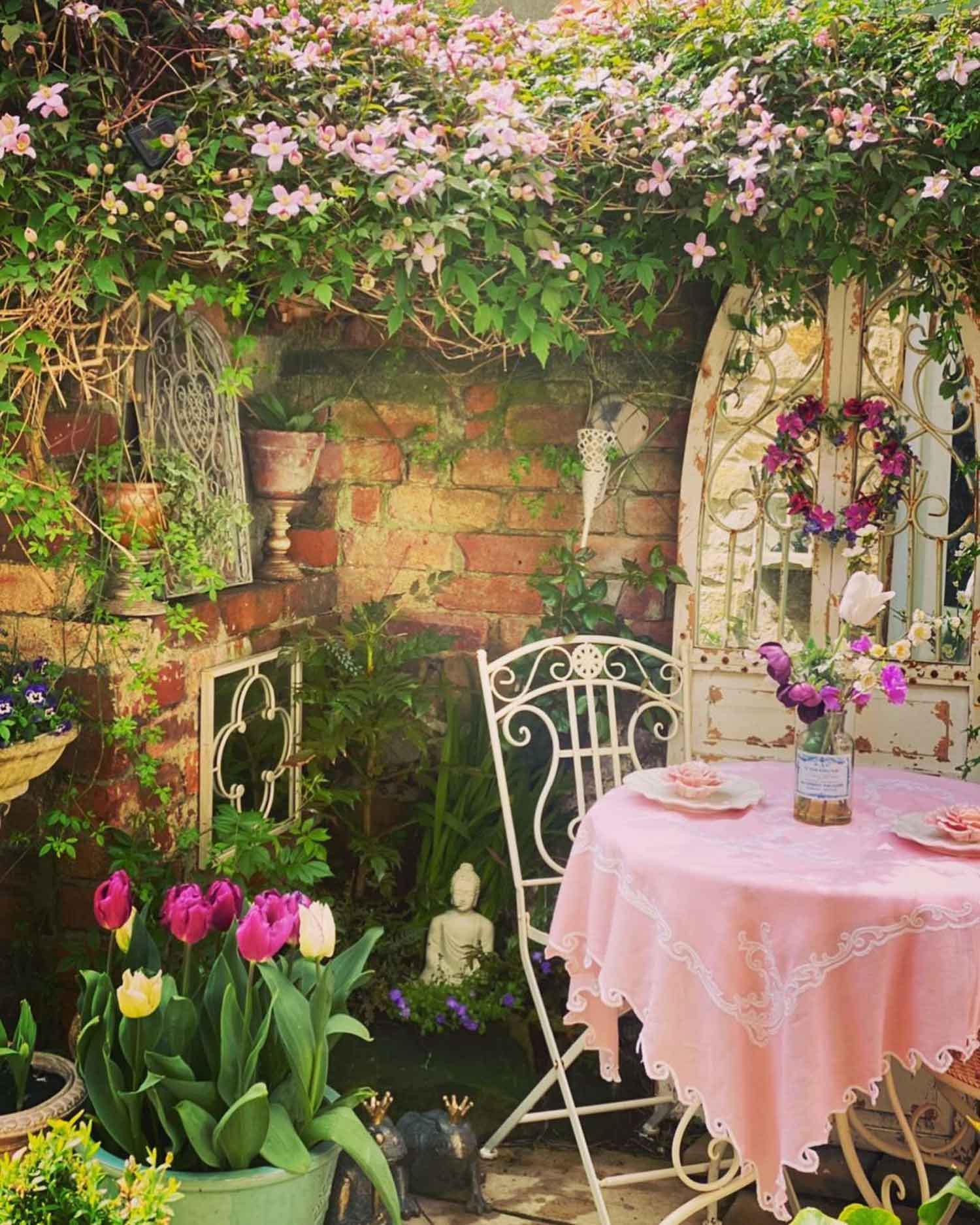 Garden with outdoor mirror and table