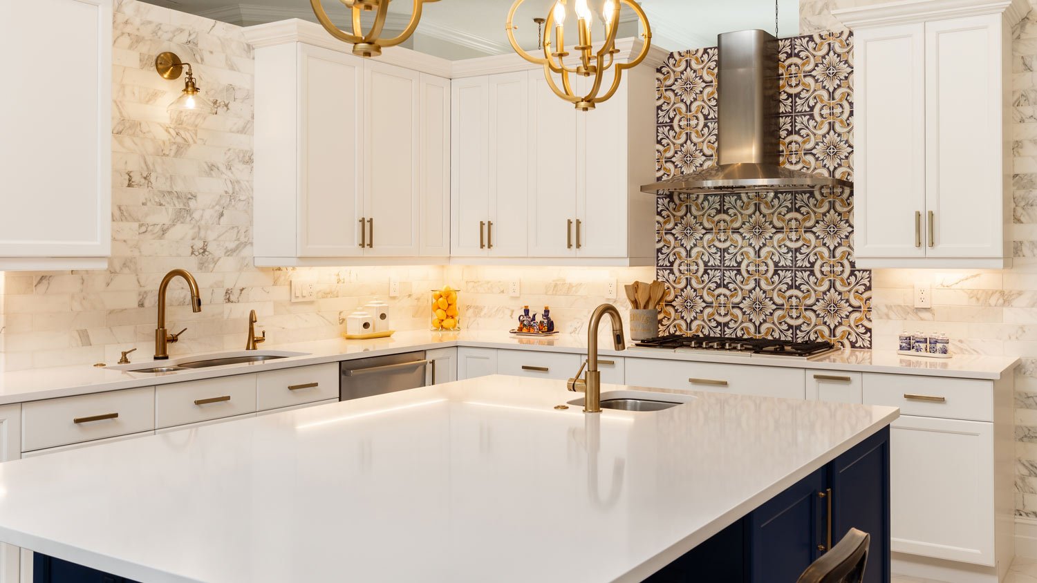 A modern kitchen with beautiful pattern tile as backsplash