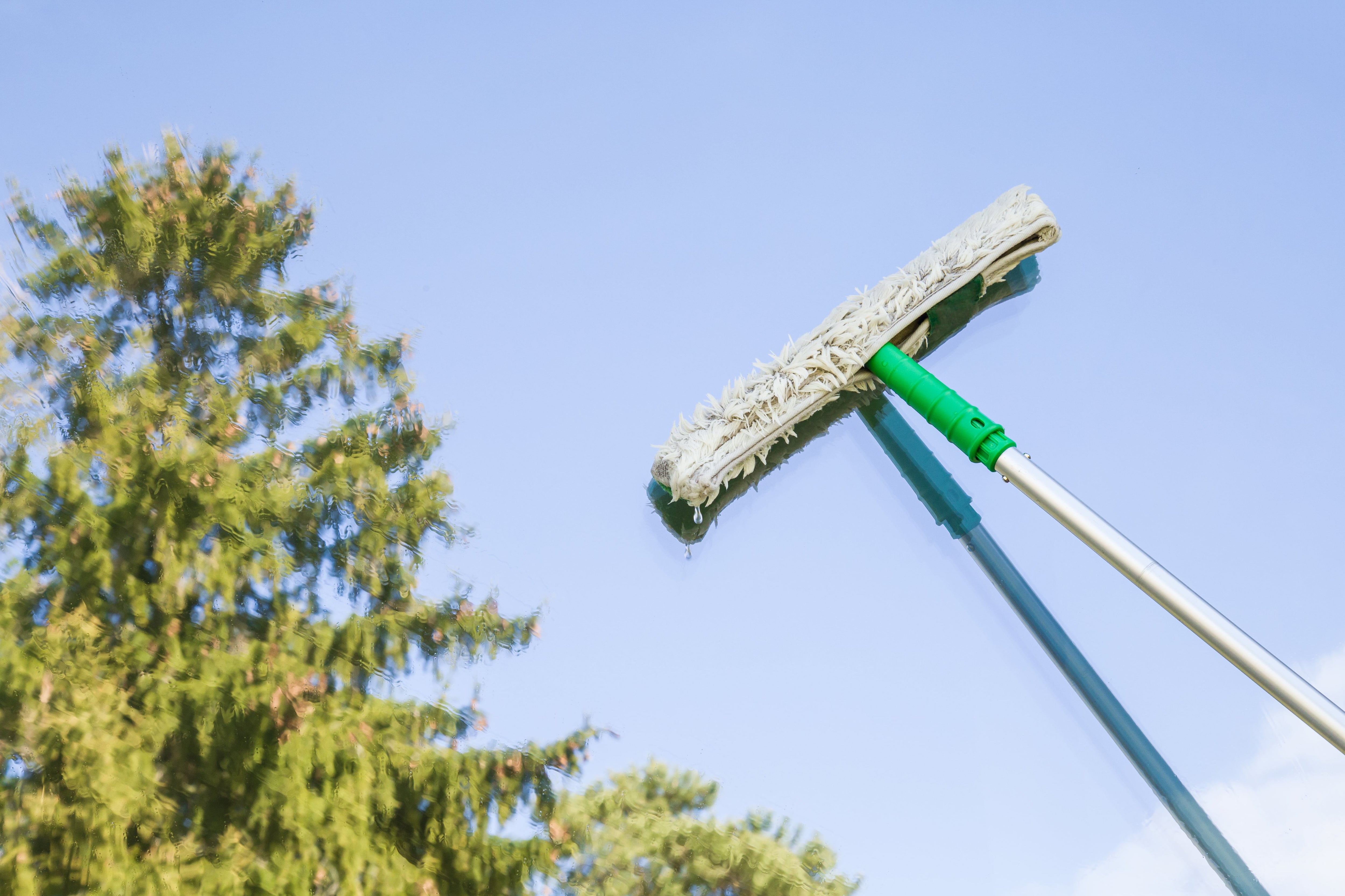 How to Clean Outside Windows [8 Best Ways]