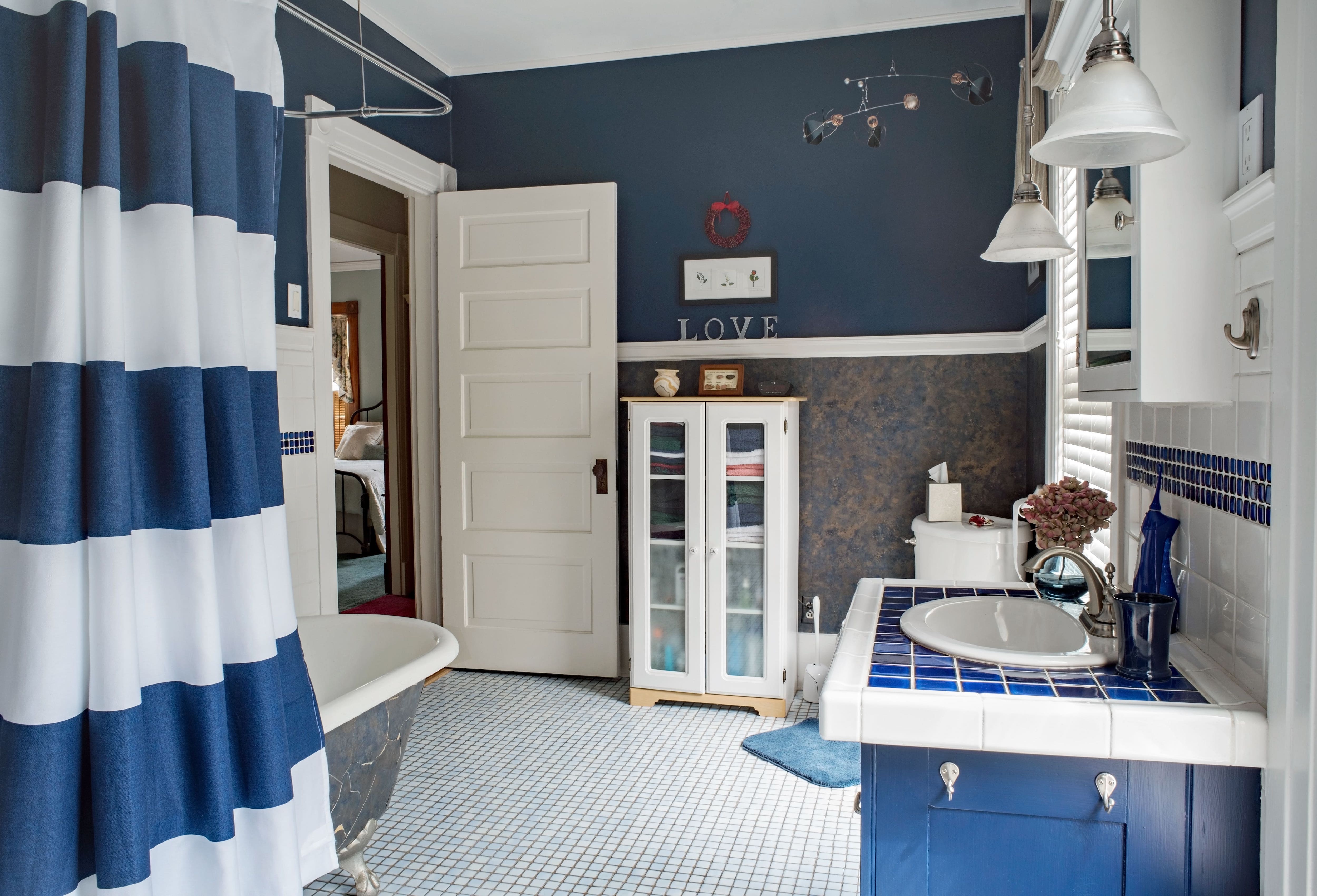 Blue and white bathroom decor