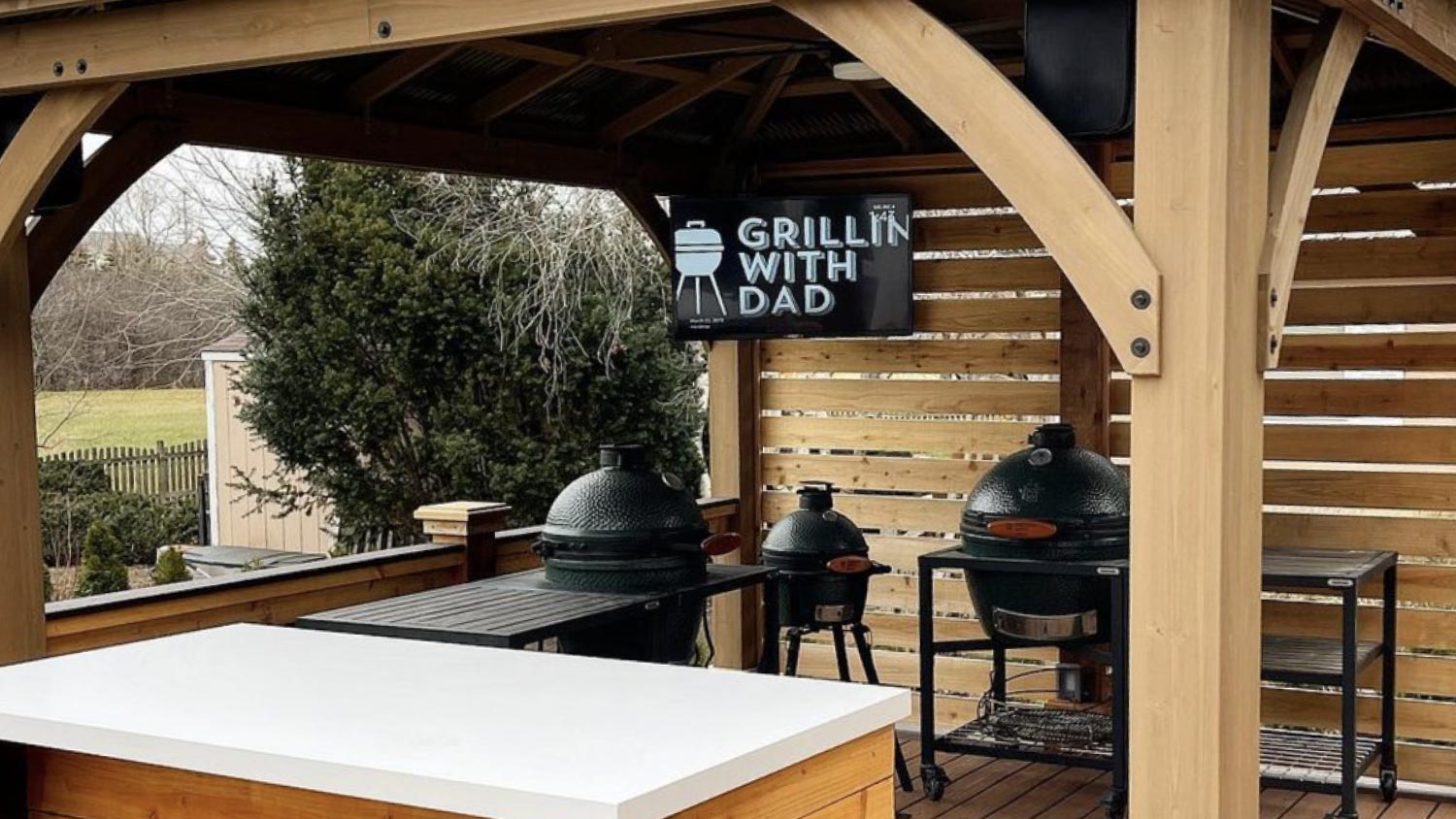 An outdoor kitchen with quartz countertops