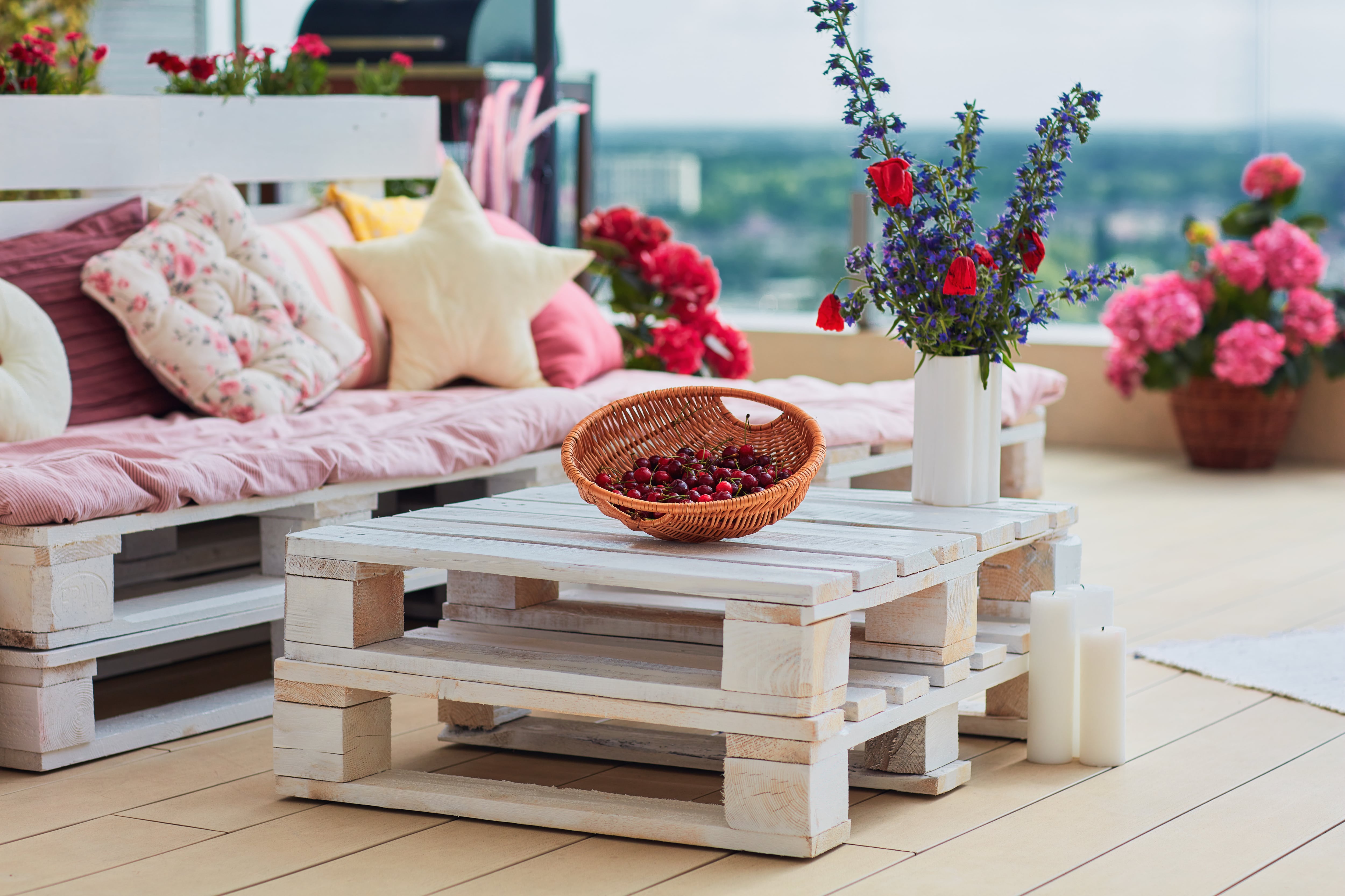 Outdoor pallet couch and coffee table