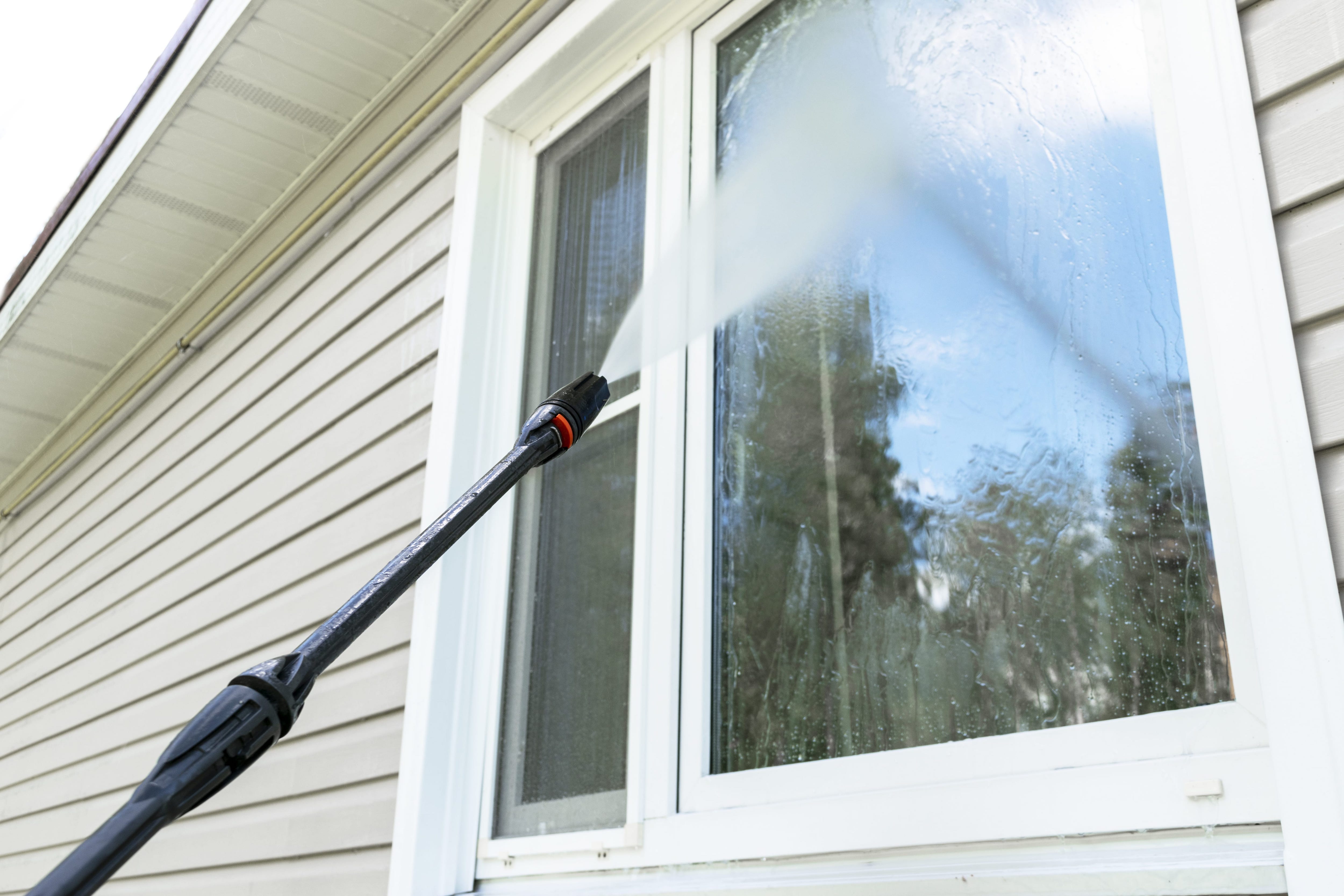 How to Clean Outside Windows [8 Best Ways]