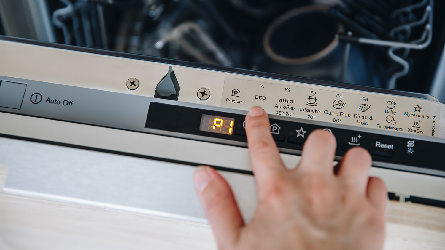 Setting washing cycle on dishwasher