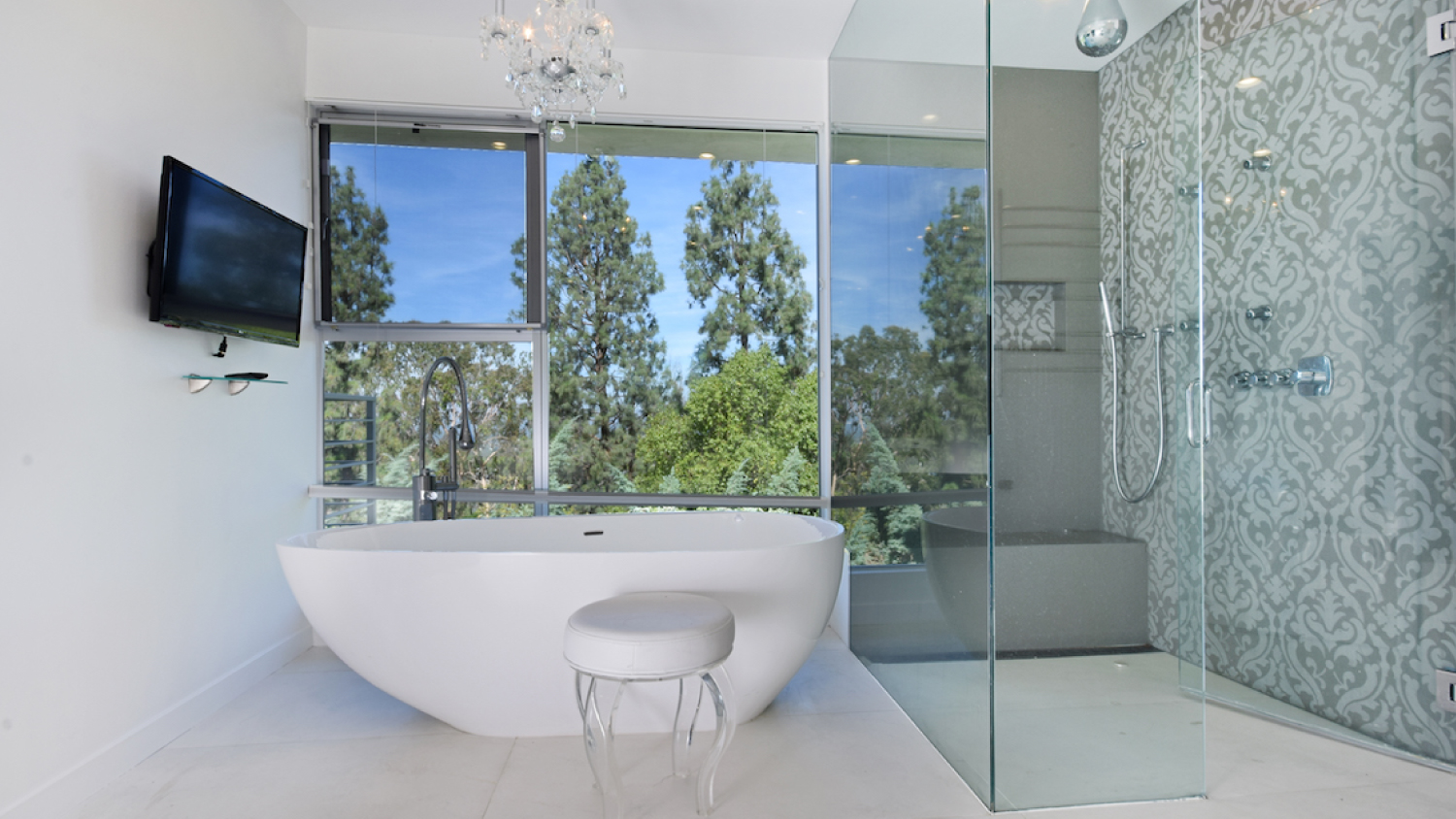 A stool bathtub storage