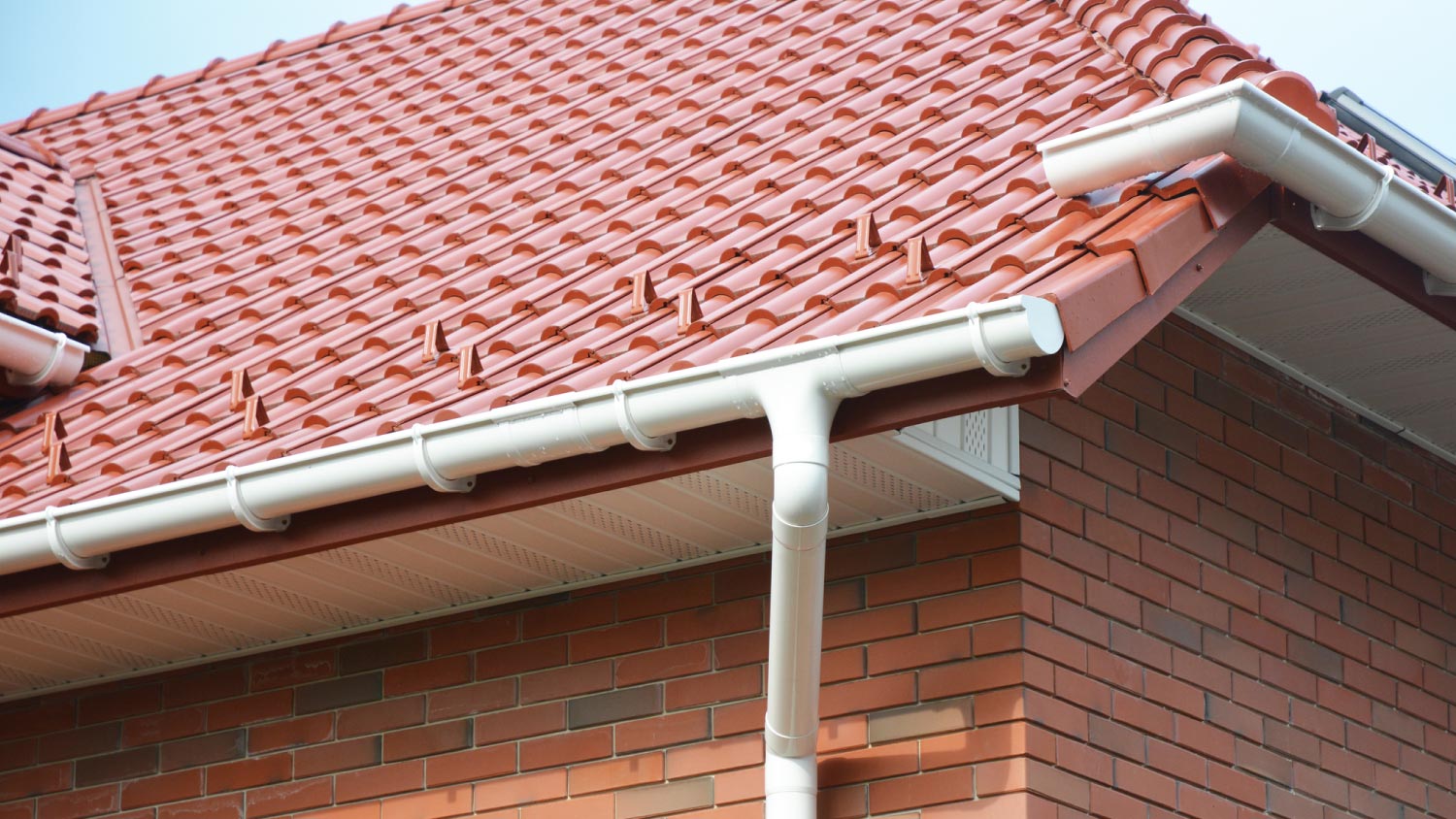 Vinyl house gutters