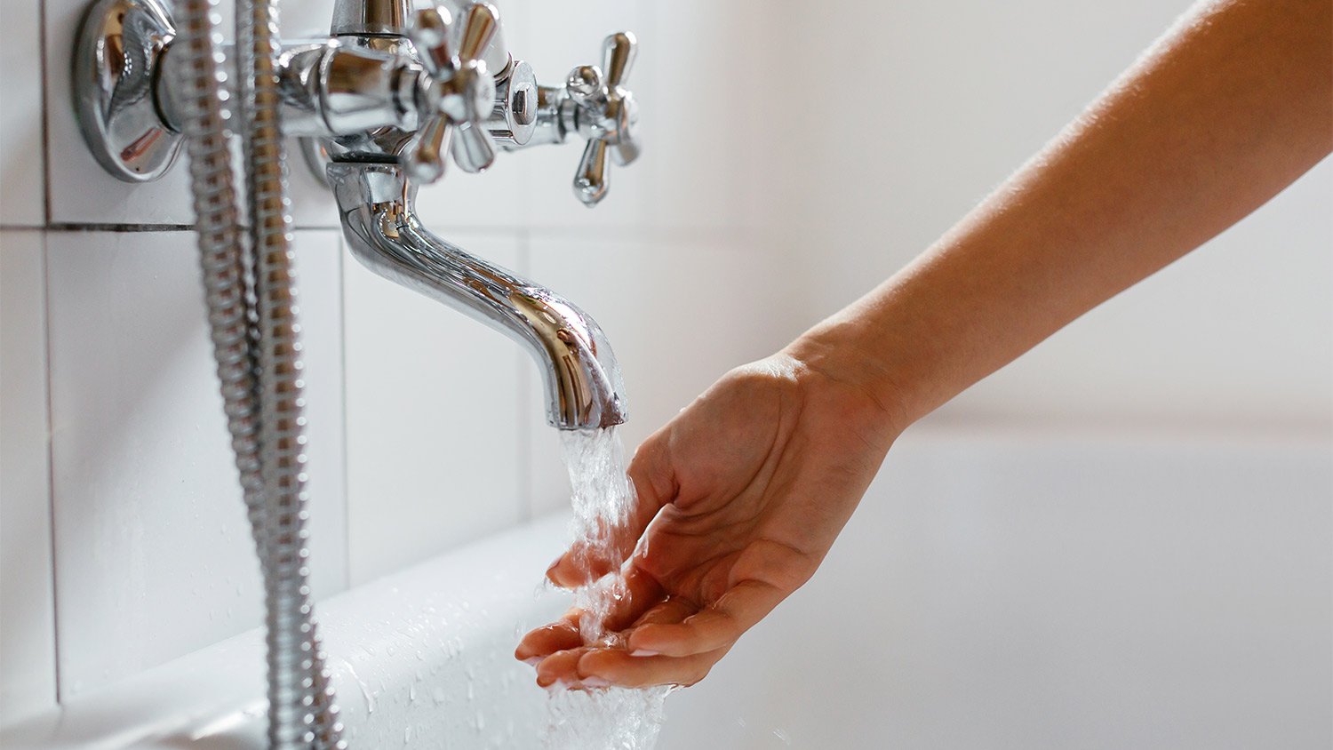 Hand faucet tub water flow